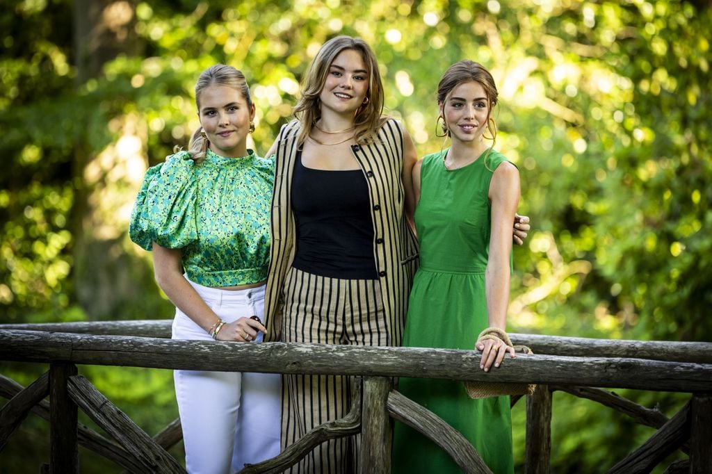 Los reyes de Holanda junto a sus hijas