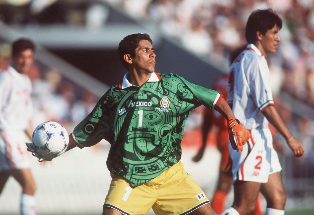 Jorge Campos, de la Selección Mexicana, luciendo la icónica playera del equipo tricolor, creada por Alejandro Burillo Azcárraga, para el Mundial de Francia 1998.