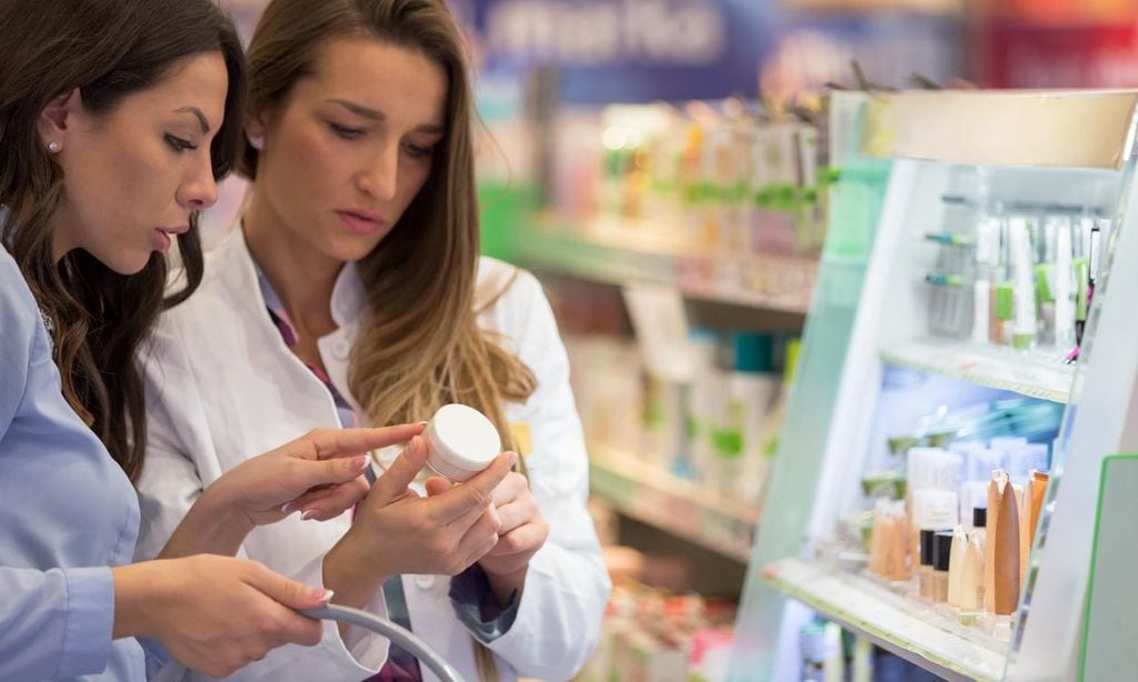 Mujeres leen etiqueta de un cosmético