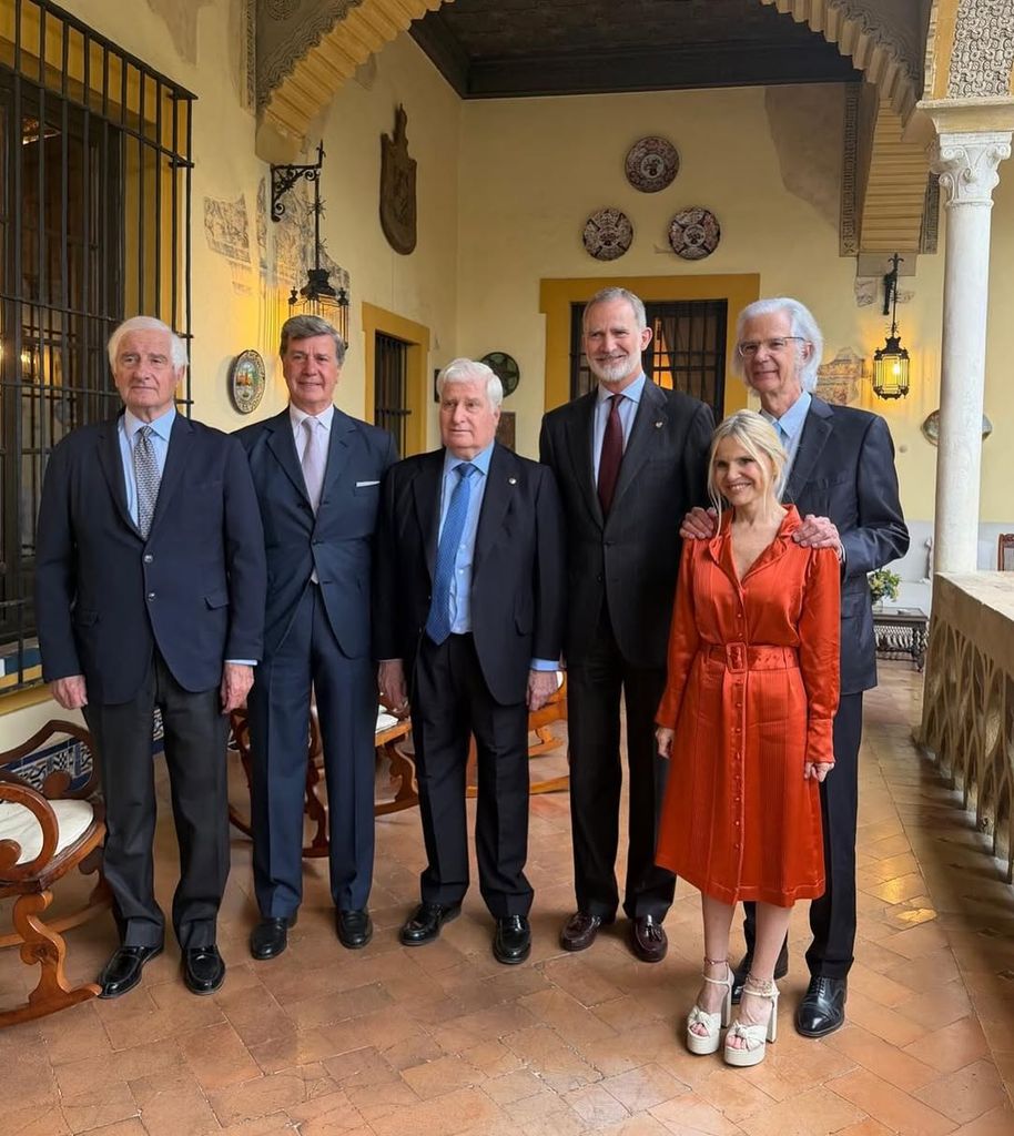 Los Alba junto al rey Felipe