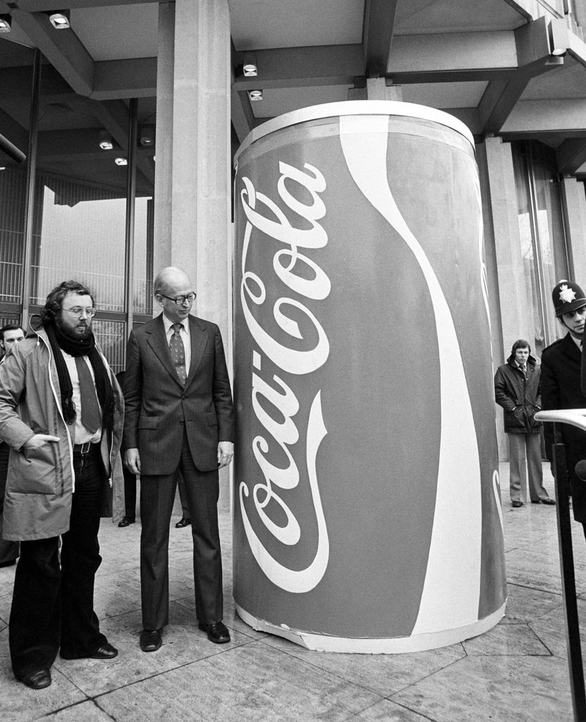 Una gigantesca lata de Coca-Cola instalada frente a la embajada de Estados Unidos en Londres recuerda el nacimiento de la bebida creada por John Stith Pemberton un 8 de mayo de 1886