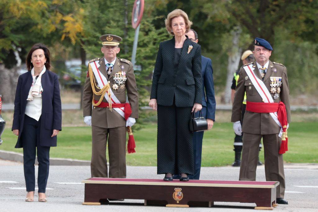 La reina Sofía en un acto de la Unidad Militar de Emergencias el 7 de octubre de 2024 con el broche cometa