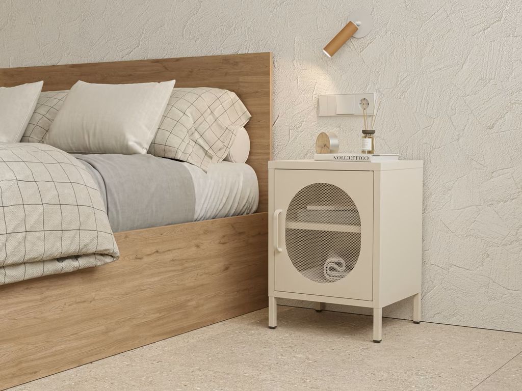 Dormitorio con cama de madera y mesilla en tono crema