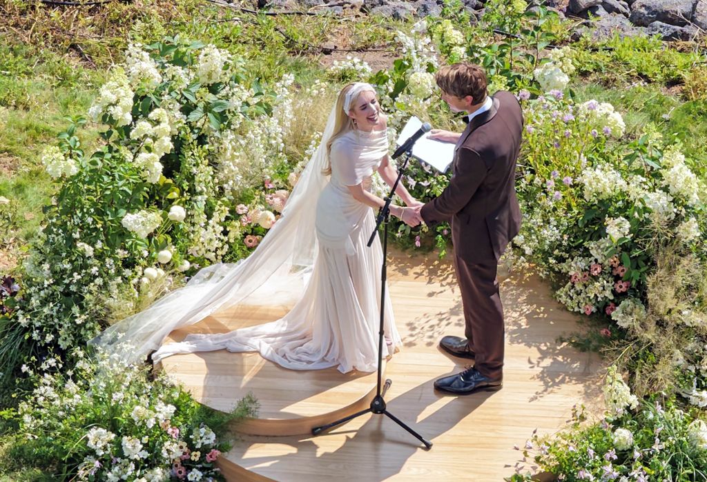 Emma Roberts y Cody John irradiaron felicidad mientras decían sus votos.