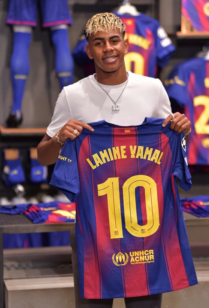 Lamine Yamal posando con su jersey con el número 10, en Camp Nou, la casa del FC Barcelona.