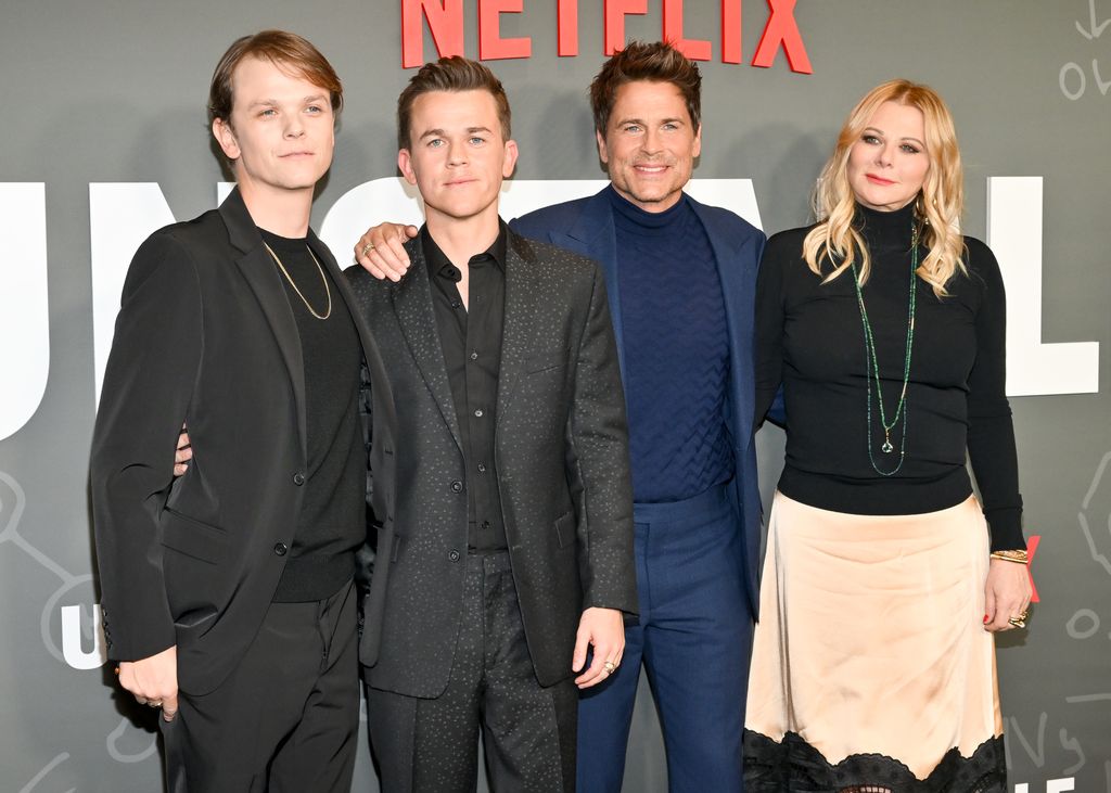 Rob Lowe junto a su mujer, Sheryl Berkoff, y sus dos hijos, Matthew Edward y John Owen, en el estreno de Inestable en Los Ángeles en marzo de 2023