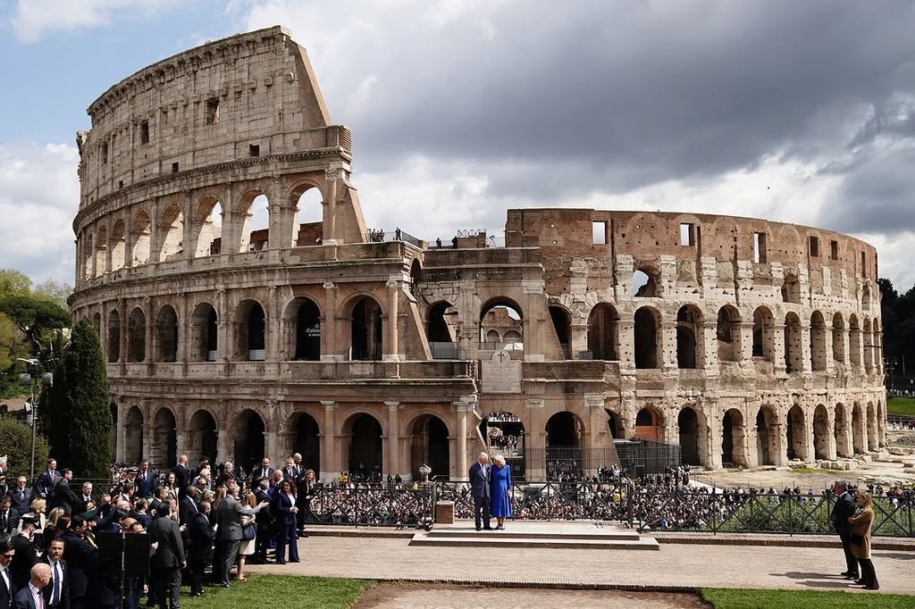 La gente se reunió alrededor del Coliseo Romano para dar la bienvenida a los reyes de Reino Unido 