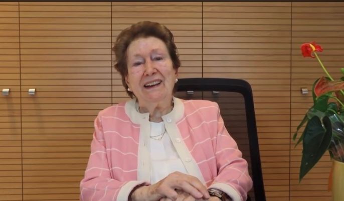 Plano medio de Ana María Lajusticia con cardigan rosa