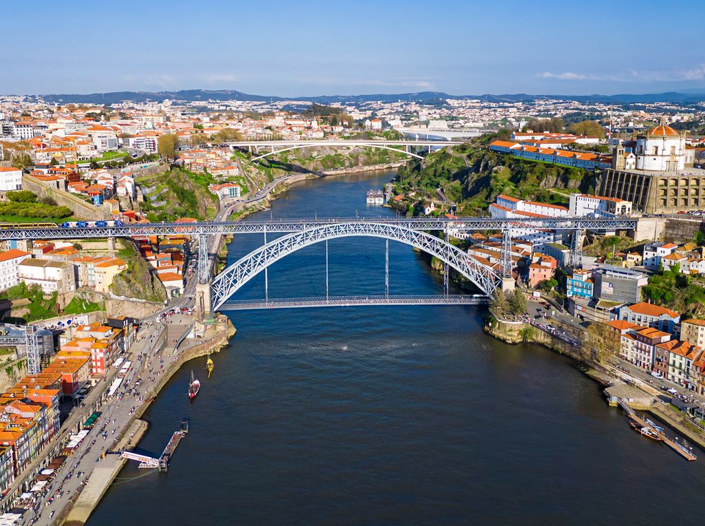 El Puente Luis I une las dos orillas del Duero: a un lado, el casco histórico de Oporto; al otro, Vila Nova de Gaia.
