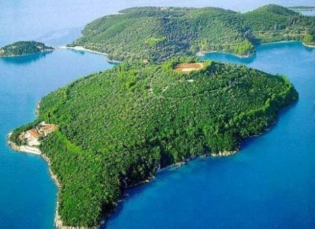 En esta misma isla, un pequeño paraiso en medio del Mediterráneo, se casaron Aristóteles Onassis y Jacqueline Kennedy hace 47 años
