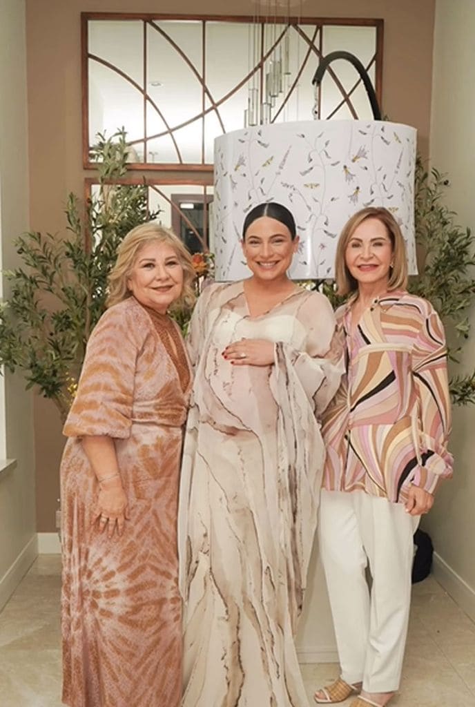 Ana Brenda Contreras junto a su mamá y a su suegra.