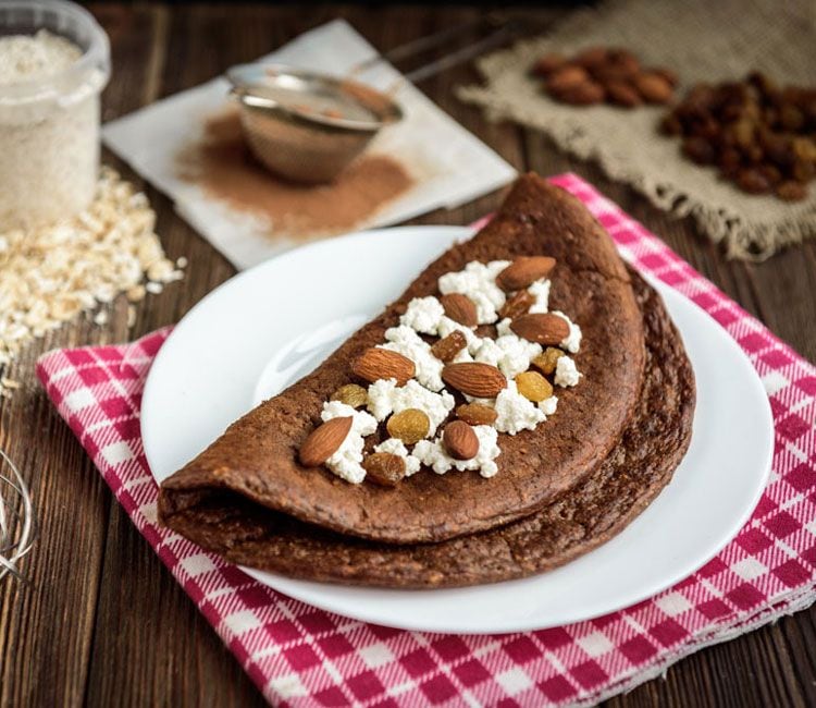 Tortitas de avena y chocolate con requesón, almendras y pasas