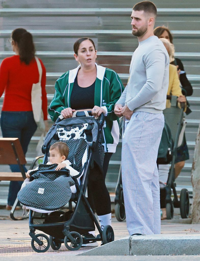 Anabel Pantoja y David Rodríguez paseando con su hija por Madrid
