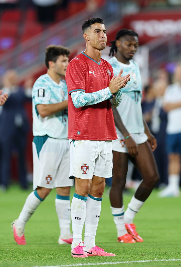 Tras ganar el partido de 16vos de Final, Cristiano Ronaldo se puso un jersey en homenaje a Diogo Jota, fallecido el 3 de julio de 2025, en un accidente automovilístico.