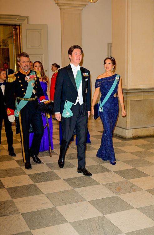 Christian de Dinamarca con sus padres y hermanos