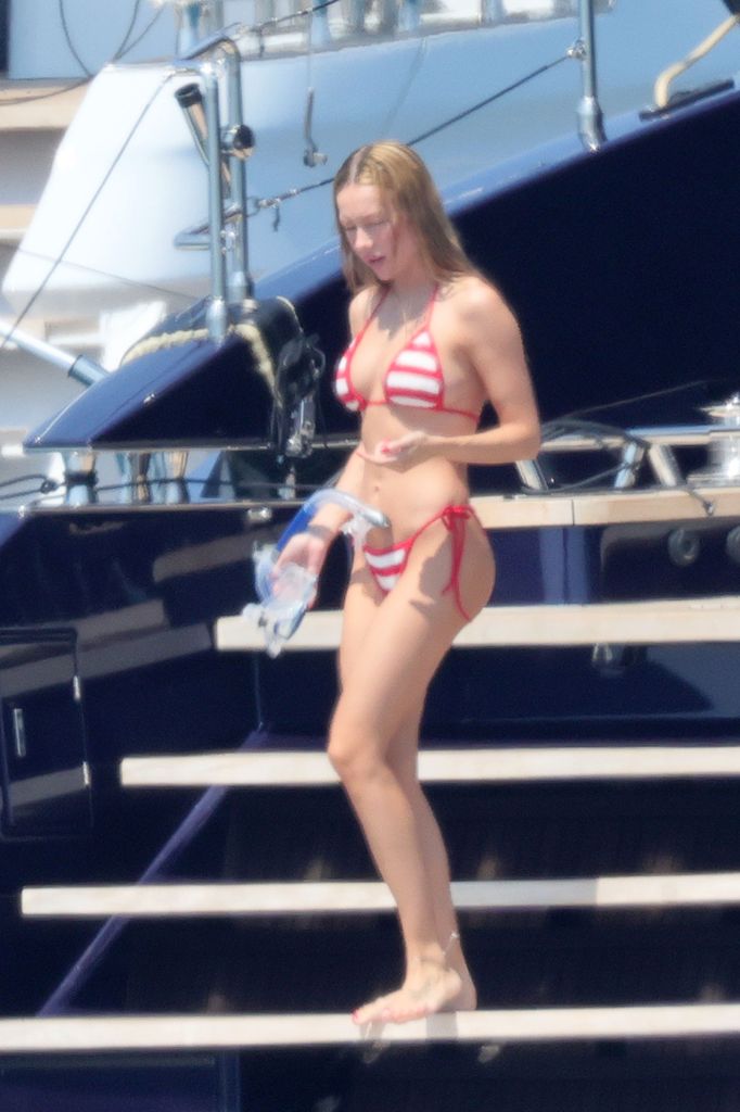 Ester Expósito lucía guapísima con un bikini rojo y blanco a rayas.