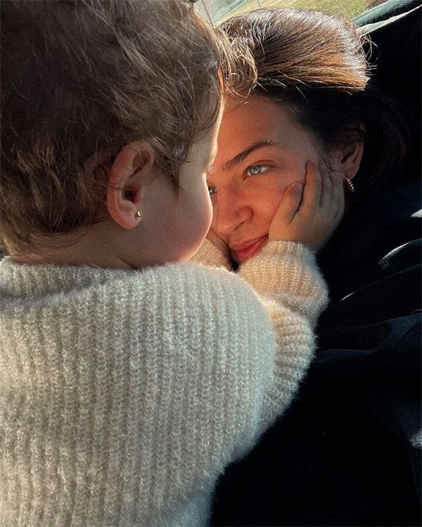 La niña, muy cariñosa con su madre