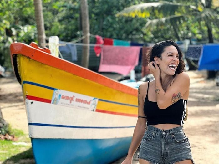 Lorena Castell recorre la India con su novio, el actor Rubén Bernal