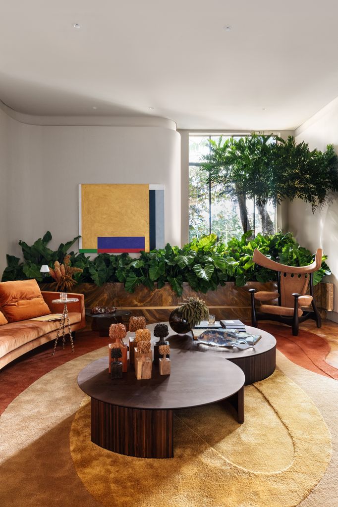 Salón decorado en tonos tierra con vegetación