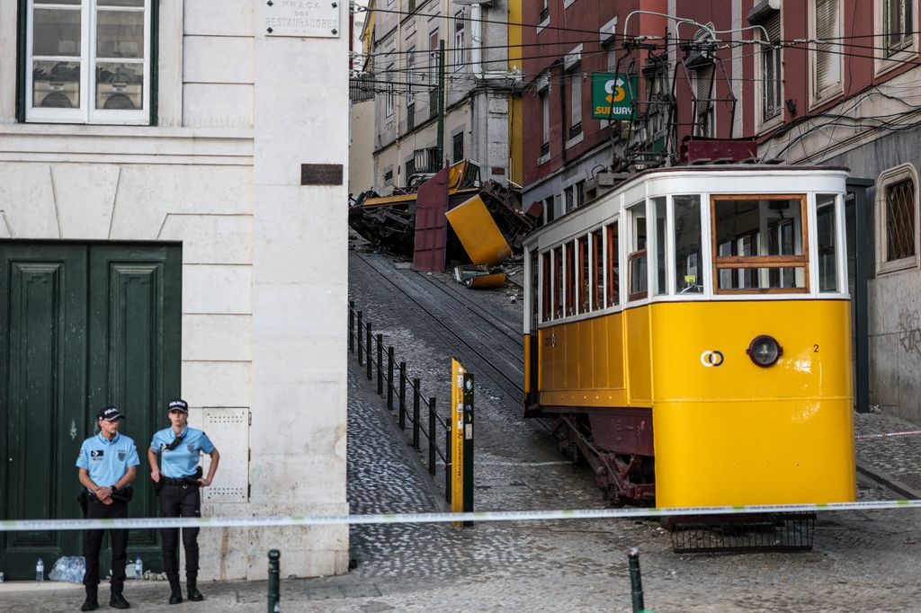 Policía y bomberos trabajan en el lugar del accidente del funicular de Gloria en Lisboa         