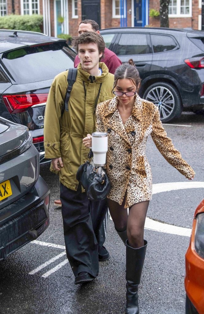 Cruz Beckham optó por un look informal, mientras su novia llevó un estilo más glamuroso.