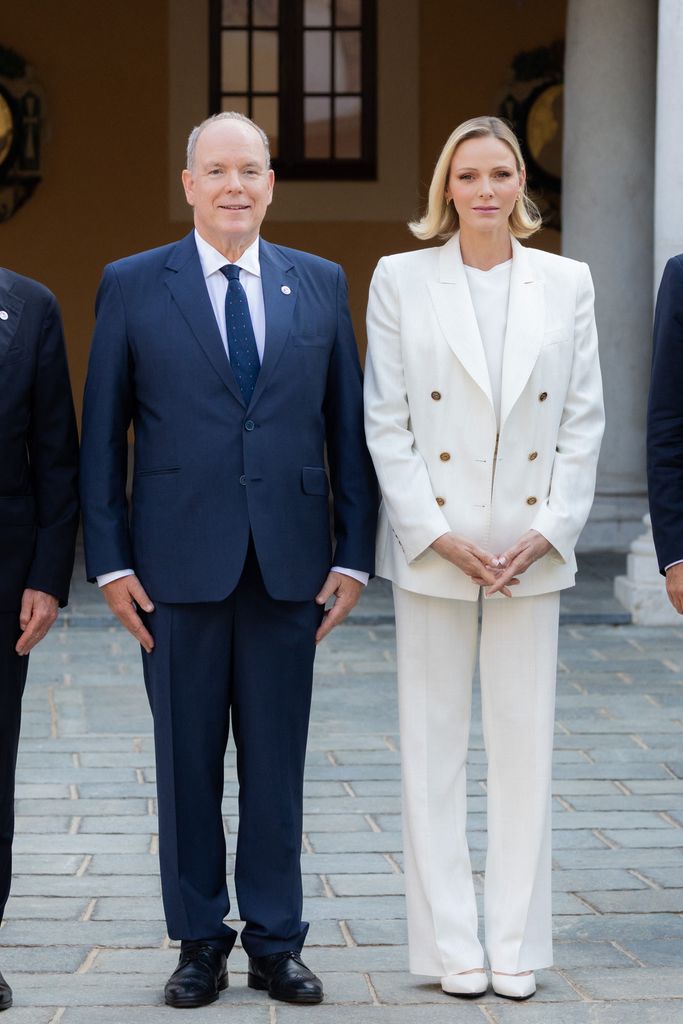 Charlene de Mónaco con traje blanco