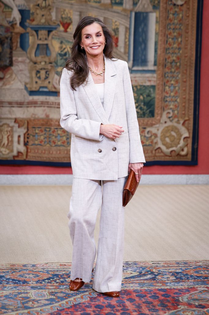 Para combatir la ola de calor, doña Letizia apostó por un traje pantalón en lino de color beige