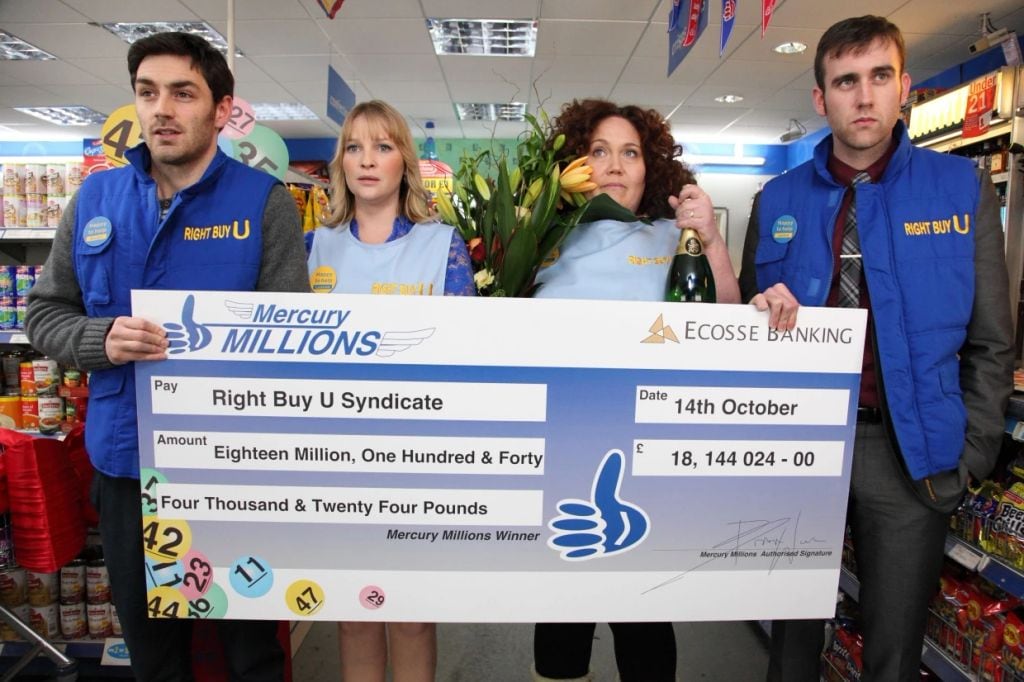 Cinco empleados de un supermercado ganan un premio de la lotería de manera conjunta y su vida da un giro radical