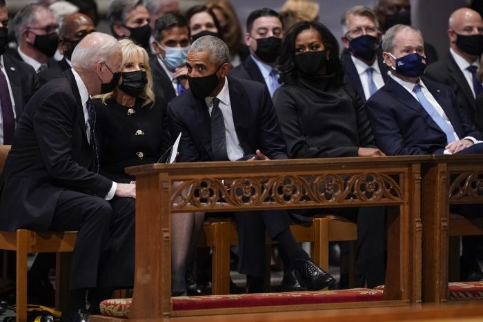 Joe Biden y la Primera Dama, junto a los Obama, en el funeral por Collin Powell