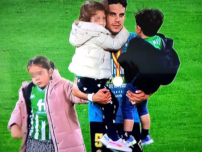 Marc Bartra con sus hijos