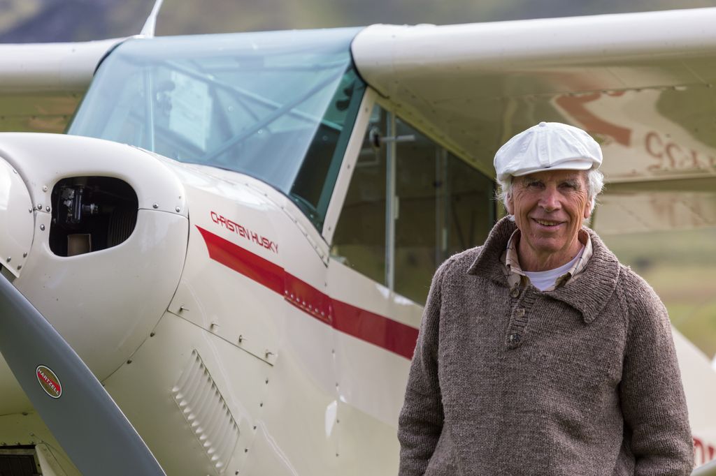 Douglas Tompkins posa junto a una avioneta en el Parque Nacional Patagonia (Chile) en 2014