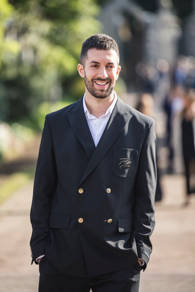 Plano medio de David Broncano con traje negro oversize en los Premios Ondas 2024