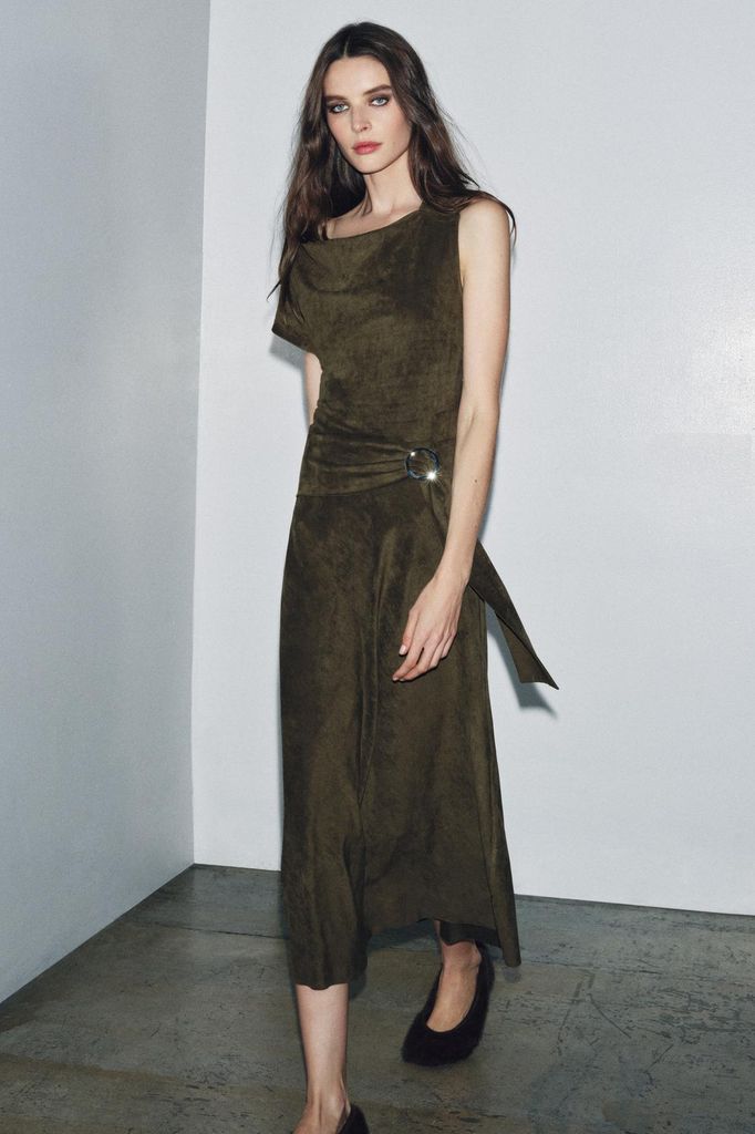 Vestido de boda de invierno de Zara verde musgo de ante