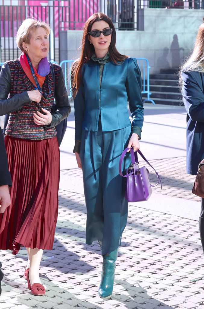 Anne Hathaway de azul petróleo para dar un discurso en las Naciones Unidas.