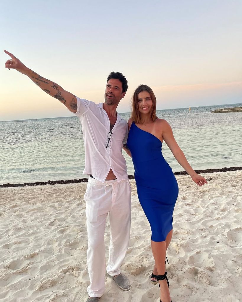 La pareja se divirtió celebrando el amor mientras disfrutaba del clima cálido 