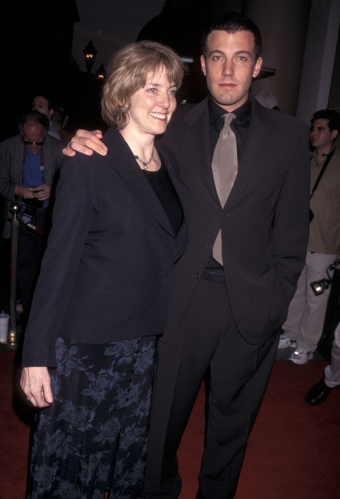 Ben Affleck y su madre en una fiesta en 1998 en Los Ángeles