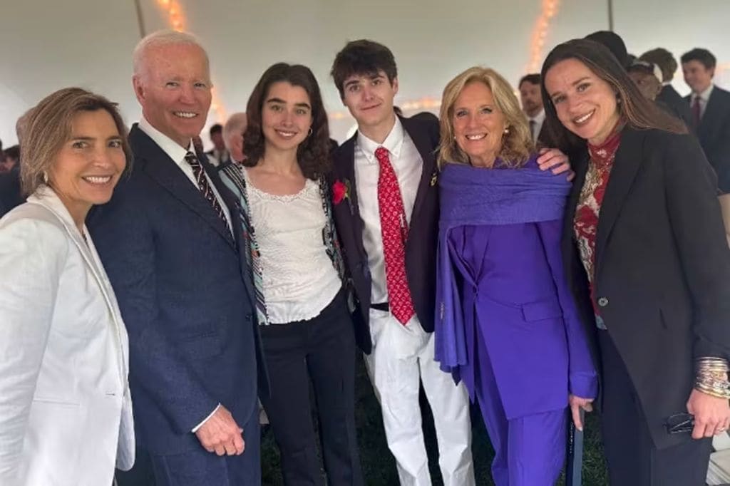 El expresidente Biden reapareció en la graduación de su nieto
