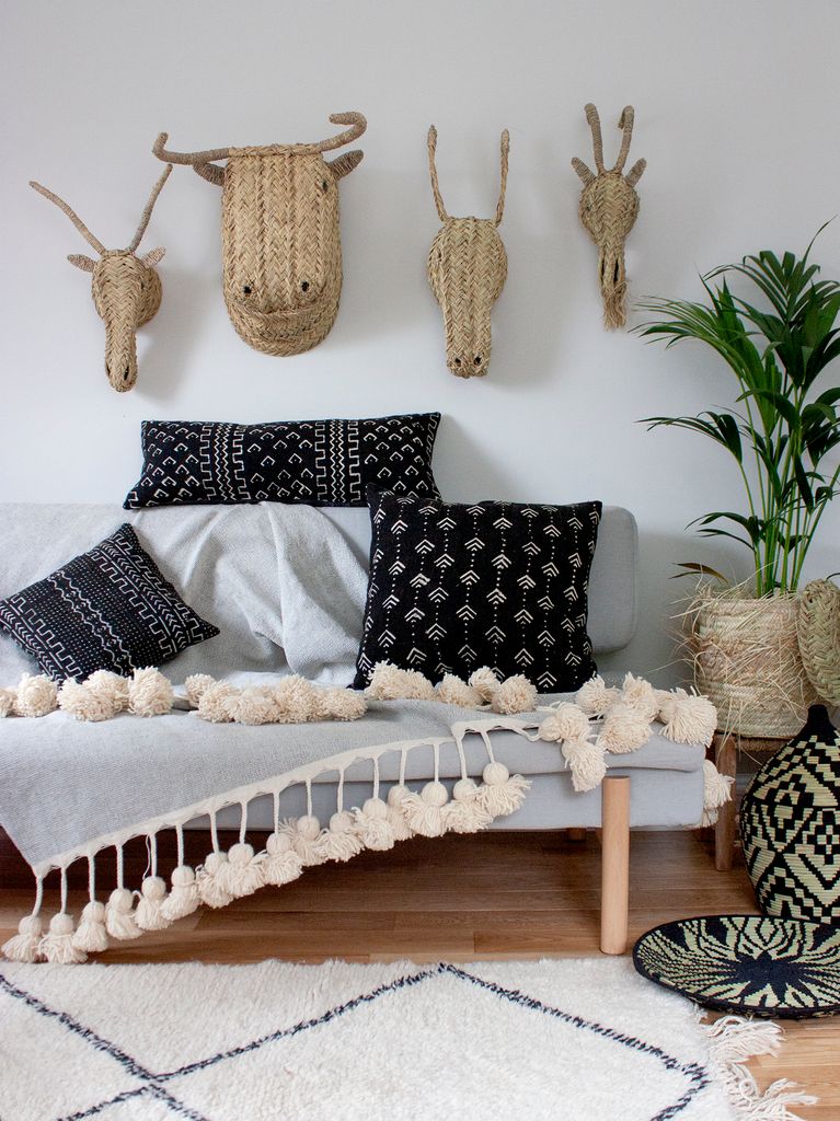 Pared decorada con cabezas de animales de esparto