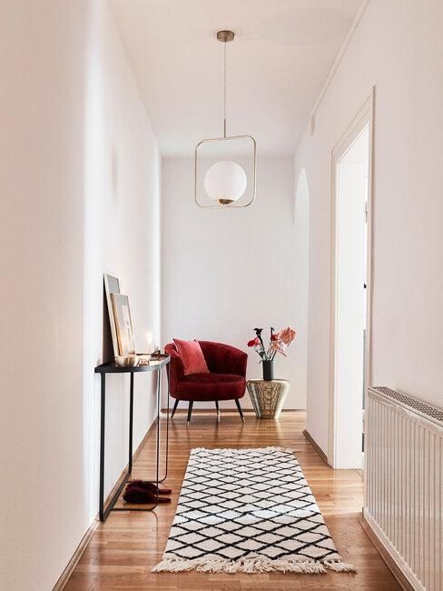 Pasillo con lámpara de techo