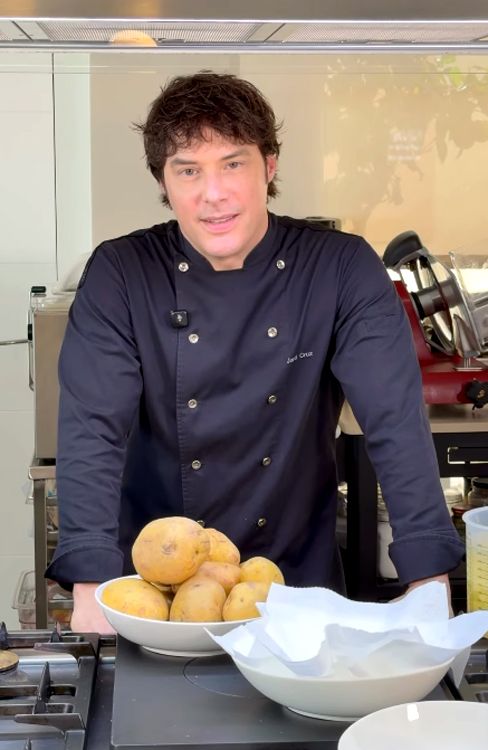 El chef Jordi Cruz muestra cómo hacer una buenas patatas casi sin aceite.