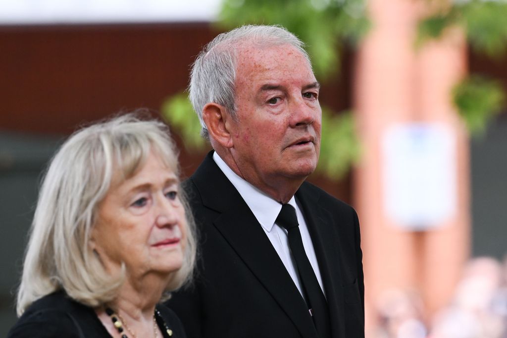 Robert Sullivan, marido de Bonnie Tyler durante más de cinco décadas, ha encabezado el cortejo familiar caminando detrás del féretro de la cantante
