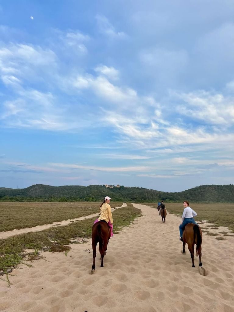 La joven de la familia monegasca también disfrutó de las actividades al aire libre, como montar a caballo.