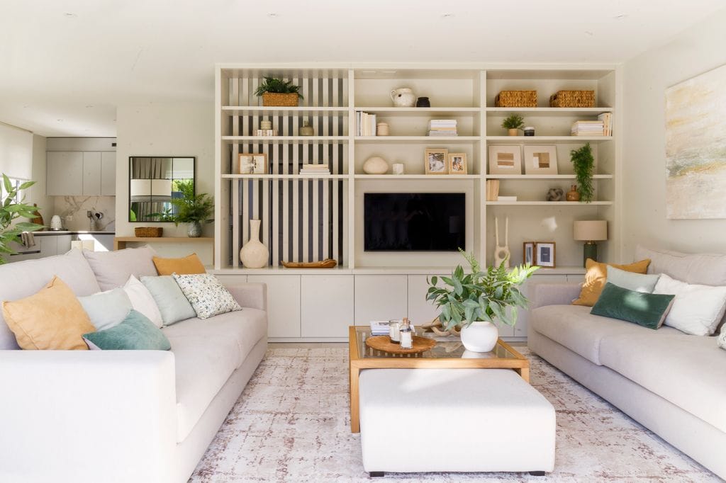 Salón con mueble a medida.
