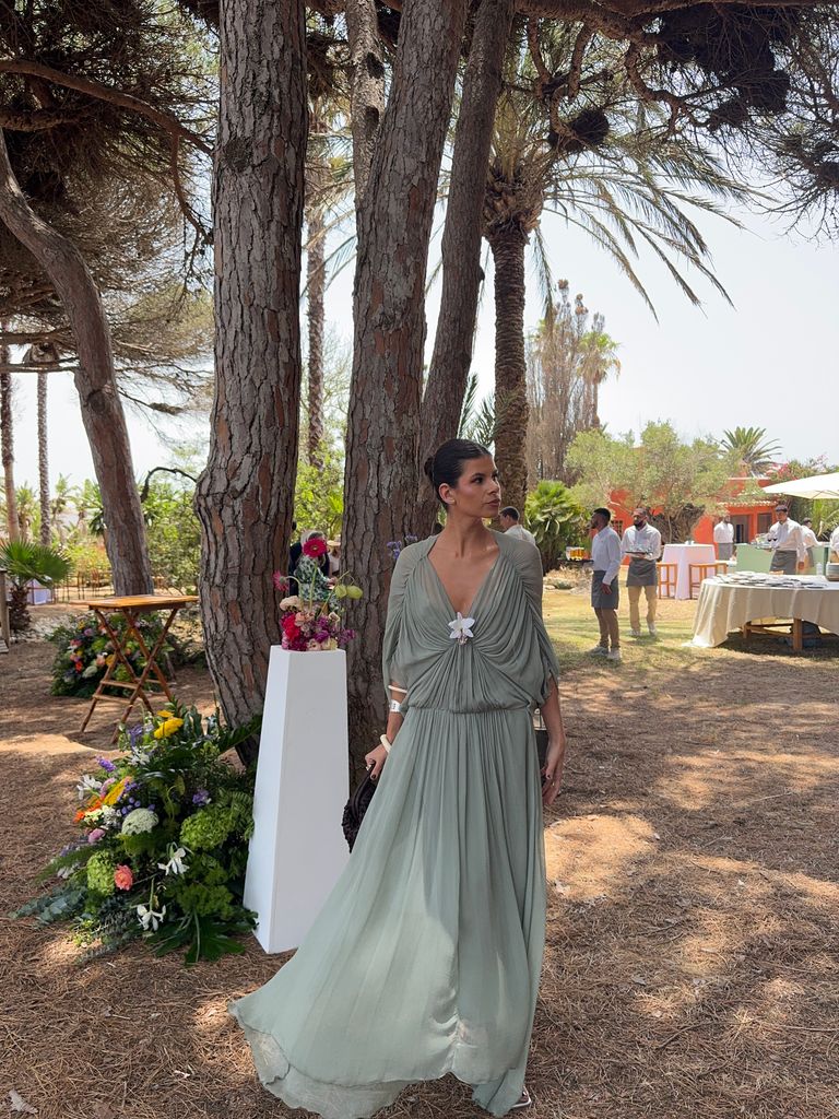 invitada anónima con vestido de Zara