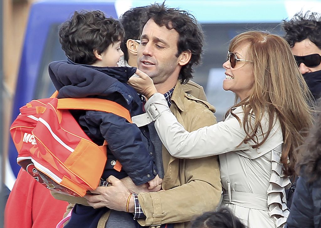 Álvaro y Lara con su hijo en el año 2011