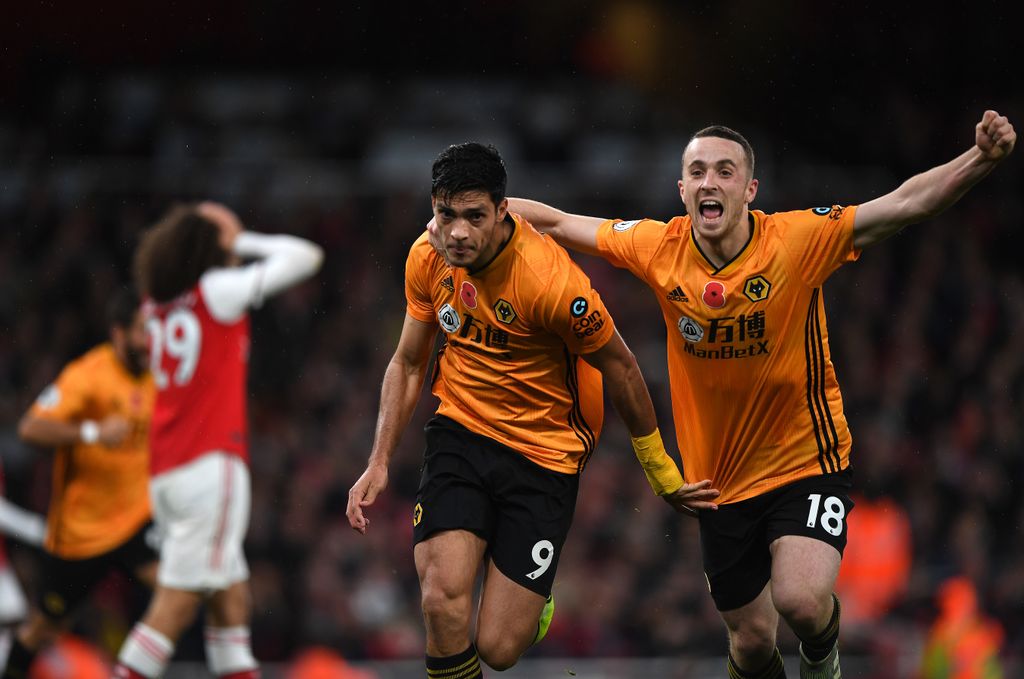 Raúl Jiménez y Diogo Jota en sus días en el Wolverhampton Wanderers durante la Premier League en 2019 en Londres.