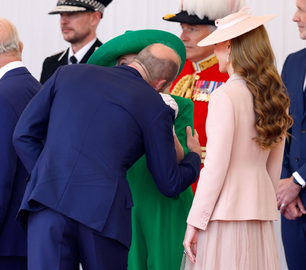 El tierno momento en el que William se acerca con cuidado a la reina Camilla para saludarla con un beso en la mejilla, durante el evento de bienvenida al presidente Macron.