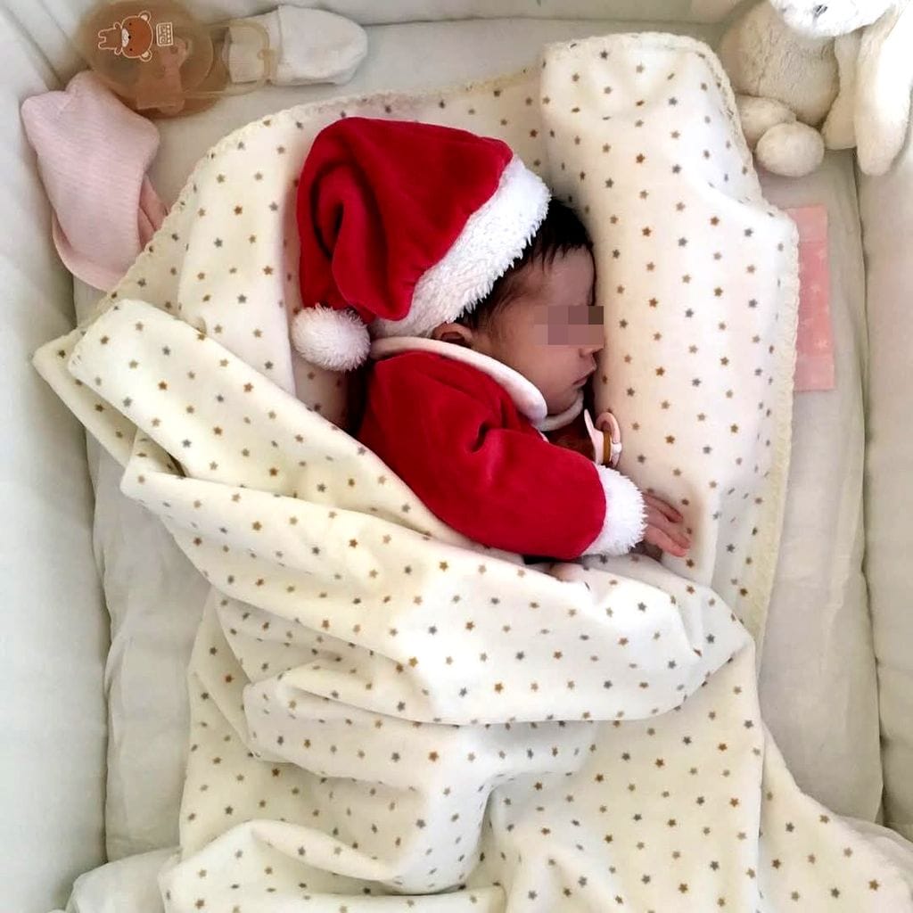 Flavia, durmiendo con su gorrito de Papá Noel