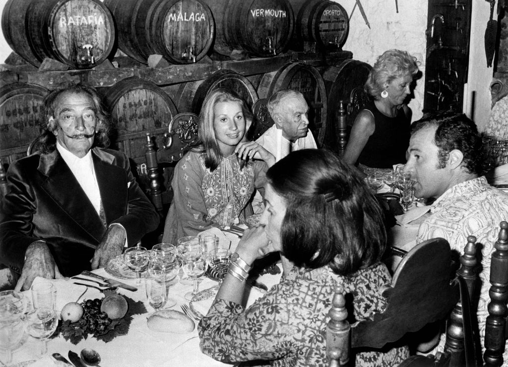 Carmen Martínez-Bordiú comiendo con Salvador Dalí