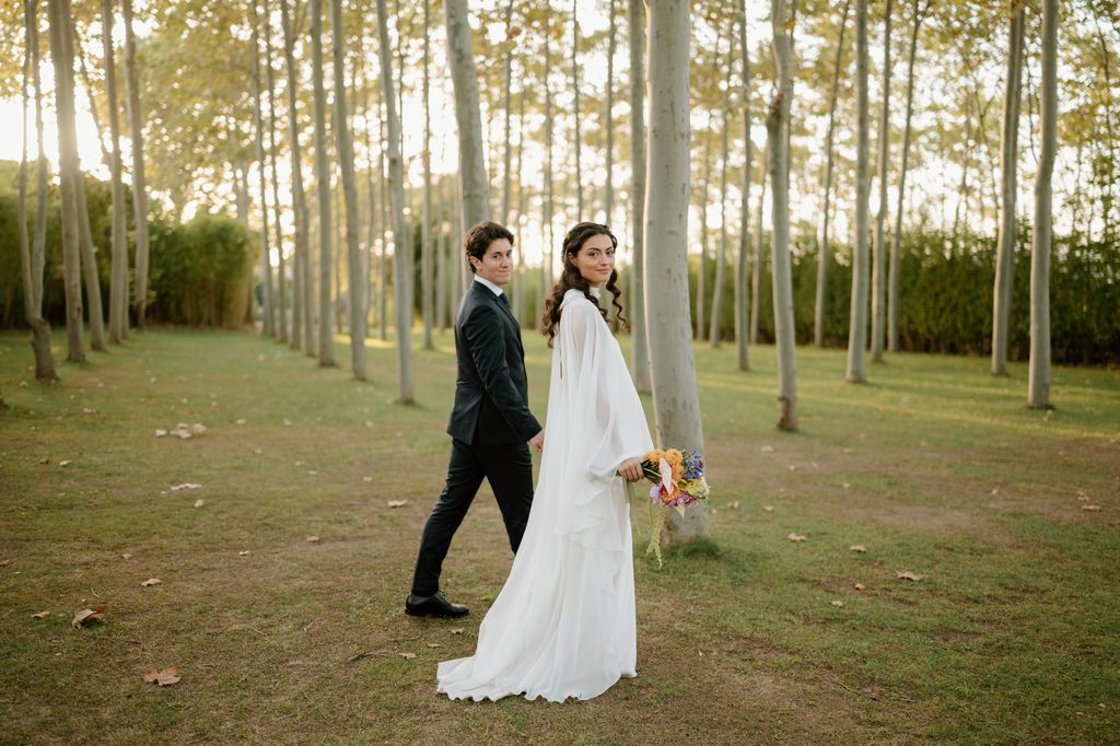 Look de novia sencillo de Otaduy con capa